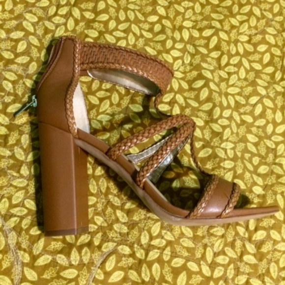 Braided leather sandals with chunky heel. - Picture 2 of 3
